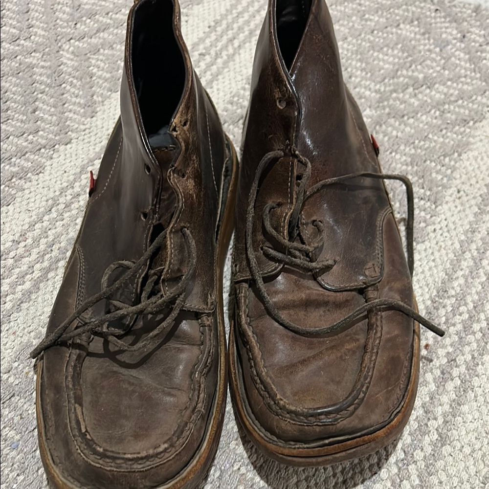 Oliberte’ Brown Leather Chukka Boots with Lace-Up Design